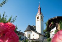 Igls mit Dorfkirche • © TVB Innsbruck / Helga Andreatta