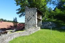 Die Rest der ehemaligen Burg Werdenstein. Daneben liegt ein Café. • © Tourist Info Immenstadt