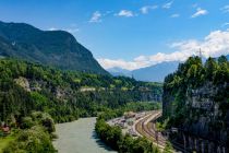 Imst in Tirol mit seinem Bahnhof. • © Tirol Werbung, Hans Herbig