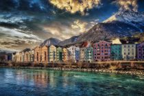 Beliebtes Fotomotiv: die bunten Häuser in Innsbruck. • © SimonRei auf pixabay.com (4761198)