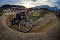 Der Pumptrack im Bikepark Innsbruck ist zusätzlich Schauplatz einiger Wettbewerbe des Mountainbike-Festivals Crankworx. • © Innsbruck Tourismus / Fraser Britton