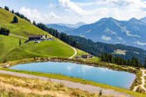 Im Vordergrund der Speicherteich an der Bergstation der Salvistabahn von Itter aus - in der Mitte links der Alpengasthof Rigi. Links hoch geht es auf die Hohe Salve.  • © alpintreff.de - Silke Schön