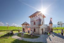 Auf dem rITTERspielplatz in Itter steht dieses schöne Holzhaus. • © Kitzbüheler Alpen, Thomas Trinkl