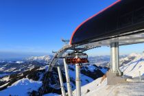 Bergstation mit Ausblick: Die 8er Sesselbahn Jufen - Kitzski, Kitzbühel • © Leitner Ropeways