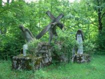 Figuren auf dem Kalvarienberg in Füssen stellen den Leidensweg Christi dar. Gegenüber dieser Steingruppe befindet sich die Marienkapelle. • © erge auf pixabay.com