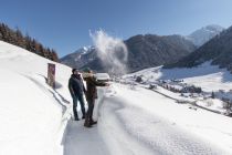 Winterwandern auf dem Künstlerweg Oswald Kollreider-Wiesenweg in Kartitsch. • © TVB Osttirol, Christina Klammer
