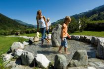 Kneippen macht mit der ganzen Familie Spaß.  • © Kitzbüheler Alpen - Brixental