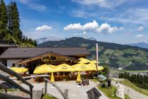 Das Gaisbergstüberl in Kirchberg liegt neben der Bergstation des Sesselliftes. Der Blick ist vom schönen Spielplatz aus.  • © alpintreff.de - Silke Schön