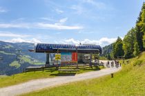 Biker auf dem Weg von der Bergstation der Sesselbahn in Kirchberg zum Gaisberg Trail.  • © alpintreff.de - Silke Schön