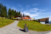 Das Hahnenkammstüberl im Sommer. Im Winter fährt auch die Sesselbahn Walde. • © alpintreff.de - Silke Schön