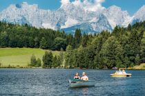Super Aussichten beim Bootfahren auf dem Schwarzsee in Kitzbühel. • © Discover Kitz