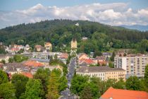 Blick auf das Kreuzbergkirchl und im Hintergrund am Berg die Sternwarte von Klagenfurt.  • © Tourismus Region Klagenfurt am Wörthersee GmbH, Derhandler