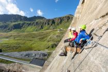 Coole Rast mit noch coolerer Aussicht am Klettersteig auf der Staumauer des Silvretta Stausees. • © Golm Silvretta Lünersee Tourismus GmbH - Stefan Kothner