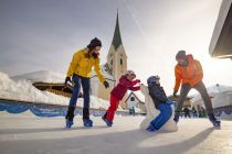 Der Kunsteisplatz in Kössen begeistert die ganze Familie. • © Tourismusverband Kaiserwinkl