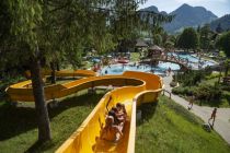 Die lange Wasserrutsche im Waldschwimmbad in Kössen macht richtig  Laune.  • © Tourismusverband Kaiserwinkl