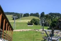 Ehemalige Kohlmais-Sesselbahn in Saalbach (rechts). Links die Kohlmaisgipfelbahn. • © alpintreff.de / christian schön