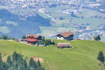 Blick von der hohen Salve auf das ehemalige Ensemble der Bergstation Salvistabahn und Kraftalm. Im Hintergrund der Blick auf Wörgl. • © alpintreff.de / christian schön