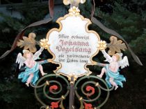 Hier schweigt Johanna Vogelsang sie zwitscherte ihr Leben lang - eins der vielen besonderen Grabkreuze auf dem Museumsfriedhof. • © Alpbachtal Tourismus / Museumsfriedhof Tirol