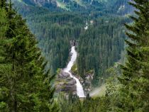 Über drei Stufen fällt das Wasser in die Tiefe. • © alpintreff.de - Christian Schön