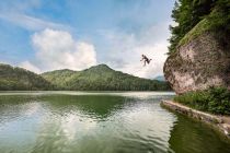 Mit einem riesen Sprung in den Hechtsee. • © TVB Kufsteinerland, Lolin