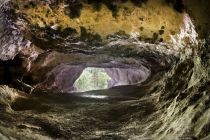 Im vorderen Kaisertal liegt die Tischofer Höhle. Seit dem 17. Jahrhundert wurden in der Höhle, die in etwa 40 Meter in den Berg hineinführt, immer wieder Knochen entdeckt.  • © TVB Kufsteinerland, Alex Gretter