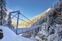 Die Hängebrücke in Längenfeld im Winter. • © Ötztal Tourismus, Anton Klocker