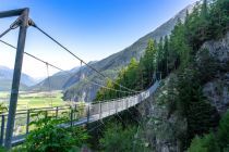 Die Hängebrücke in Längenfeld mit super Aussicht. • © Ötztal Tourismus, Timm Humpfner