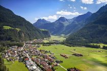 Längenfeld im Ötztal - umrahmt von herrlichen Bergen. • © Ötztal Tourismus, Lukas Ennemoser