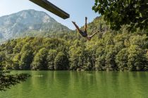 Klares Wasser das zum Sprung ins kühle Nass einlädt. Badespaß am Fuße des Pendlings am Stimmersee. • © TVB Kufsteinerland, Lolin