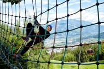 Kletterelement mit Blick auf Gondel und die Sonnenstadt Lienz in Osttirol. • © Kletterpark Lienz