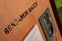 Benni Raich ist nicht der einzige Skistar, der sich per Handabdruck und Unterschrift auf dem Walk of Fame in Maria Alm verewigt hat.  • © Hochkönig Tourismus GmbH