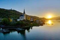 Die Kirchen von Maria Wörth im Abendlicht.  • © Velden Tourismus