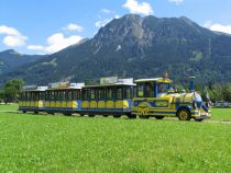 Eine der vier Marktbähnle, die in und um Oberstdorf unterwegs sind.  • © Oberallgäuer Marktbähnle