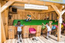 Beim Schubkarrenturnier ist Körpereinsatz gefragt. • © Märchen-Erlebnispark Marquartstein