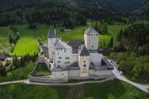 Die Burg in Mauterndorf aus der Luft.  • © Salzburger Burgen und Schlösser