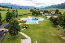 Das Freibad mit Liegewiese und Wasserrutsche in Mauterndorf. • © Ferienregion Lungau