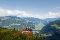 Die Aussichtsplattform Adlberblick erreichst Du über den Geniesserrundweg. • © Mayrhofner Bergbahnen