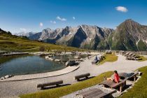 Bewegung und Entspannung am Ahornsee in Mayrhofen. • © Mayrhofner Bergbahnen