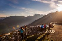 Den Sonnenaufgang am Geniesserberg Ahorn kannst Du am besten am Aussichtspunkt Zillertal bewundern. • © Mayrhofner Bergbahnen