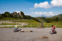 Mit kleinen E-Motorrädern die Hindernisse überwinden. • © Mayrhofner Bergbahnen
