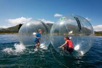 Du kriegst mich nicht...! Die Funballz machen richtig Laune. • © Mayrhofner Bergbahnen, Florian Schüppel