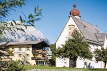Der schöne Ort Mieming auf dem Mieminger Hochplateau. • © Innsbruck Tourismus / Tom Bause