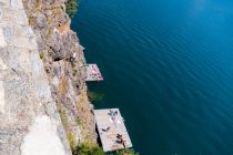 Von Flößen im See aus kletterst Du die Felswand am Millstätter See empor.  • © alpintreff.de - Christian Schön