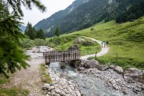 Den Wildtieren gemeinsam auf der Spur im Gemsteltal. • © Kleinwalsertal Tourismus, Bastian Morell