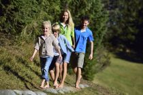 Der Barfußweg in Mittenwald ist ein Erlebnis für die gesamte Familie. • © Alpenwelt Karwendel / Stefan Eisend