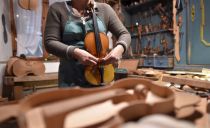 Geigen zu bauen ist ein echtes Handwerk mit viel Leidenschaft. Im Geigenbaumusuem in Mittenwald kannst Du alles darüber erfahren. • © Alpenwelt Karwendel, Angelika Warmuth