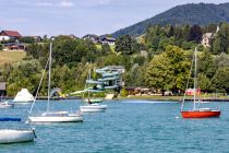 Das Alpenseebad am Mondsee mit seiner markanten blauen Rutsche und links der weissen Schwimminsel. • © alpintreff.de - Christian Schön