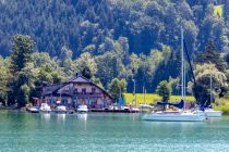 Der Bootsverleih Rindberger am Mondsee. Aus Fotografensicht links liegt ein Badeplatz. • © alpintreff.de - Christian Schön