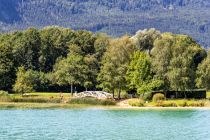 Die Brücke gehört zum Golfplatz und führt über den Zufluss zwischen Mondsee (von dem aus fotografiert wurde) und Drachensee. • © alpintreff.de - Christian Schön