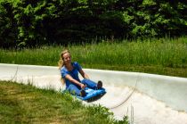 Viel Spaß auf der Sommerrodelbahn in Moosburg. • © Sommerrodelbahn Moosburg
